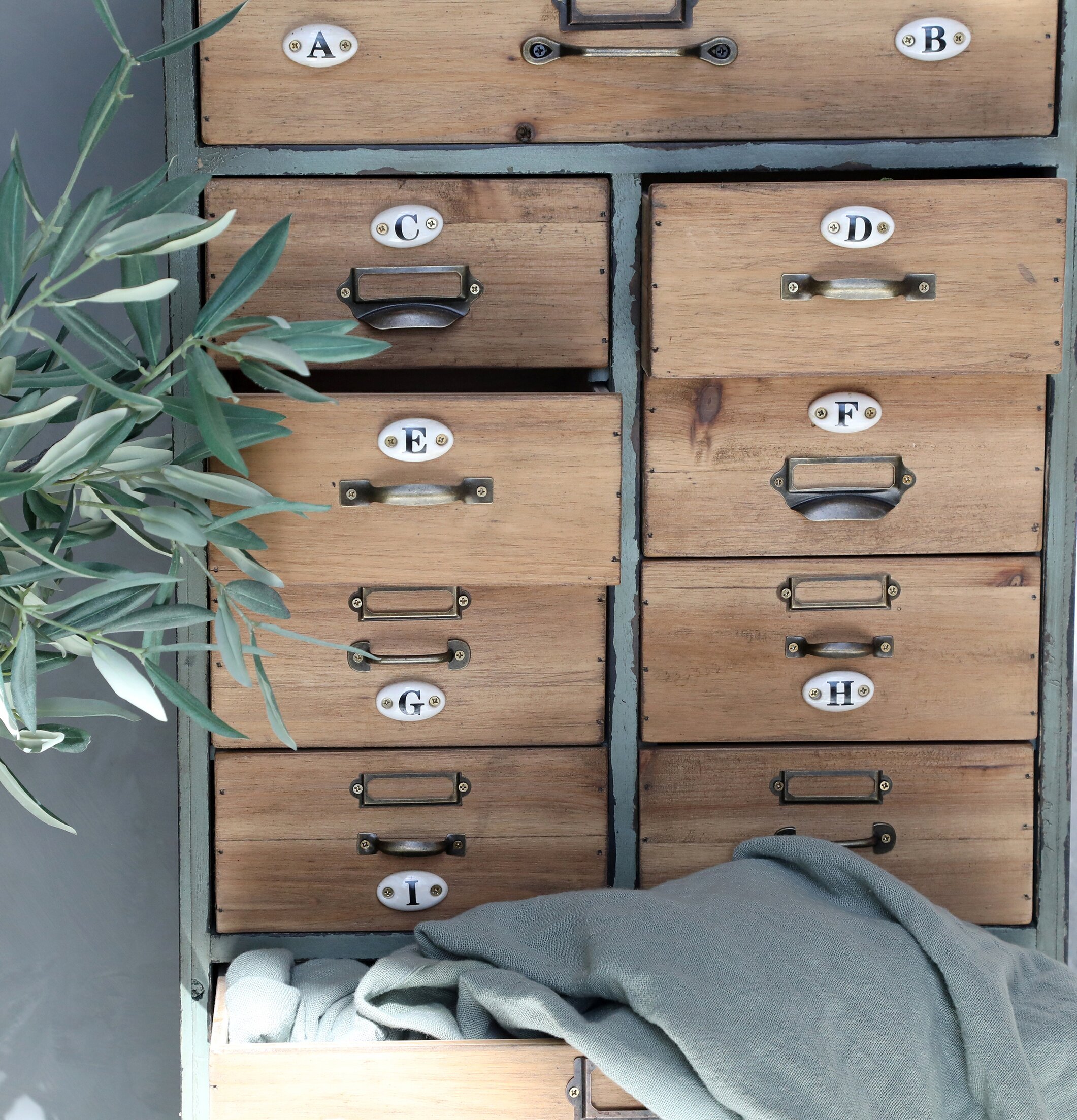 Gammal Fransk Byrå - 12 Lådor från Chic Antique i vintage stil