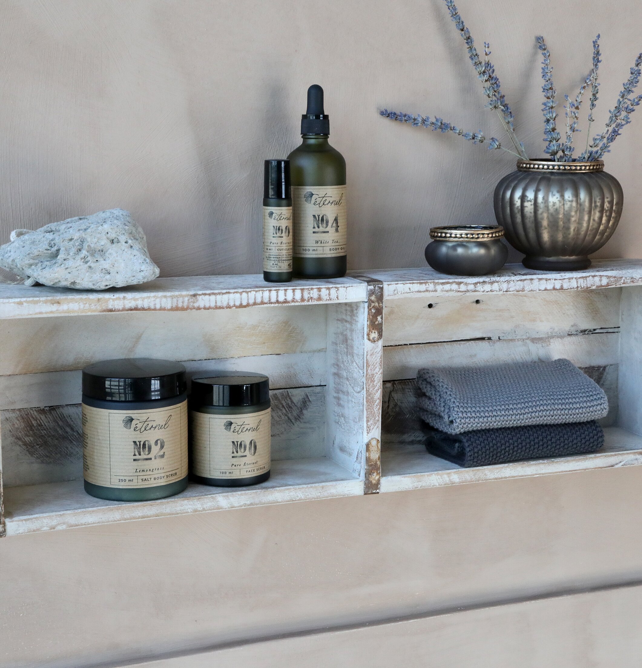 Murstensform Antik Vit - Trälåda från Chic Antique på vägg