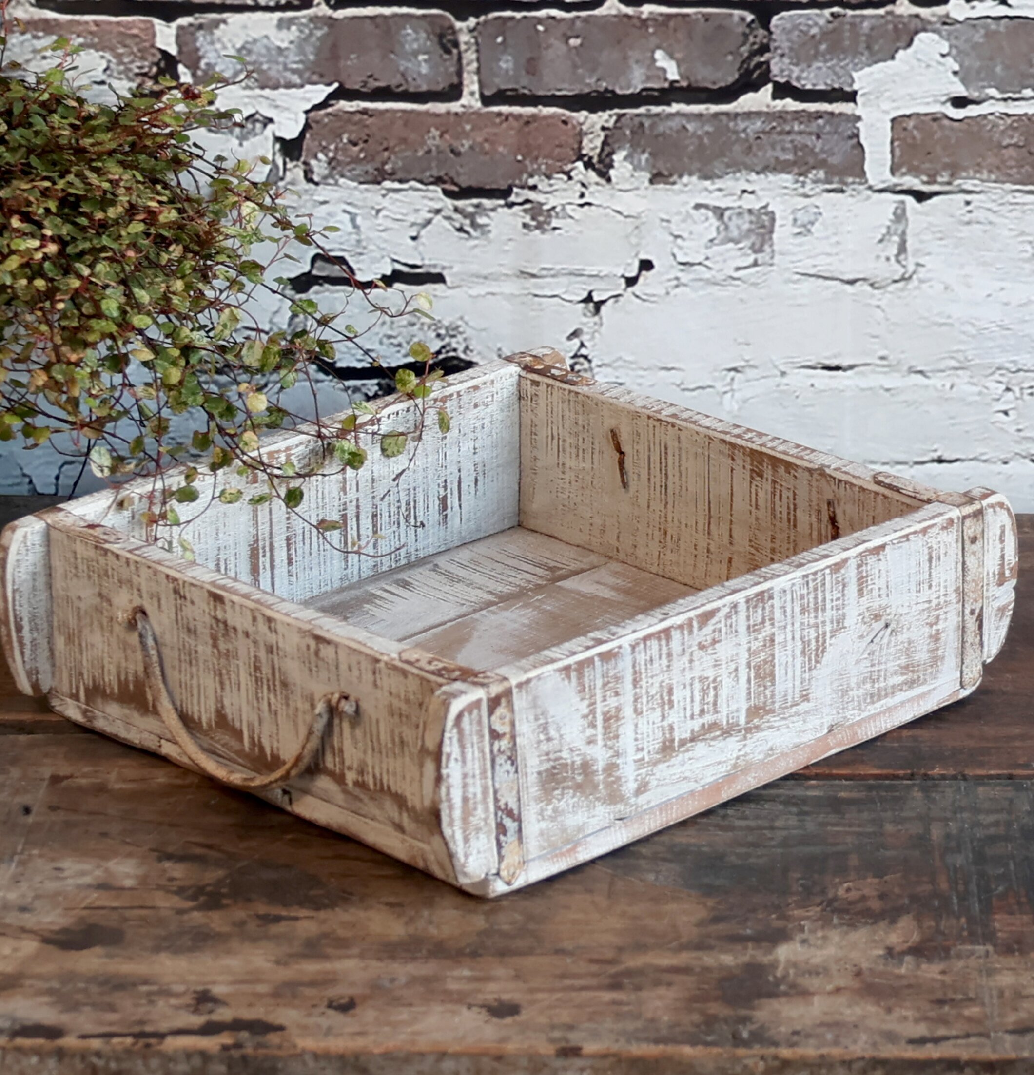 Trälåda Med Beslag Antique White från Chic Antique