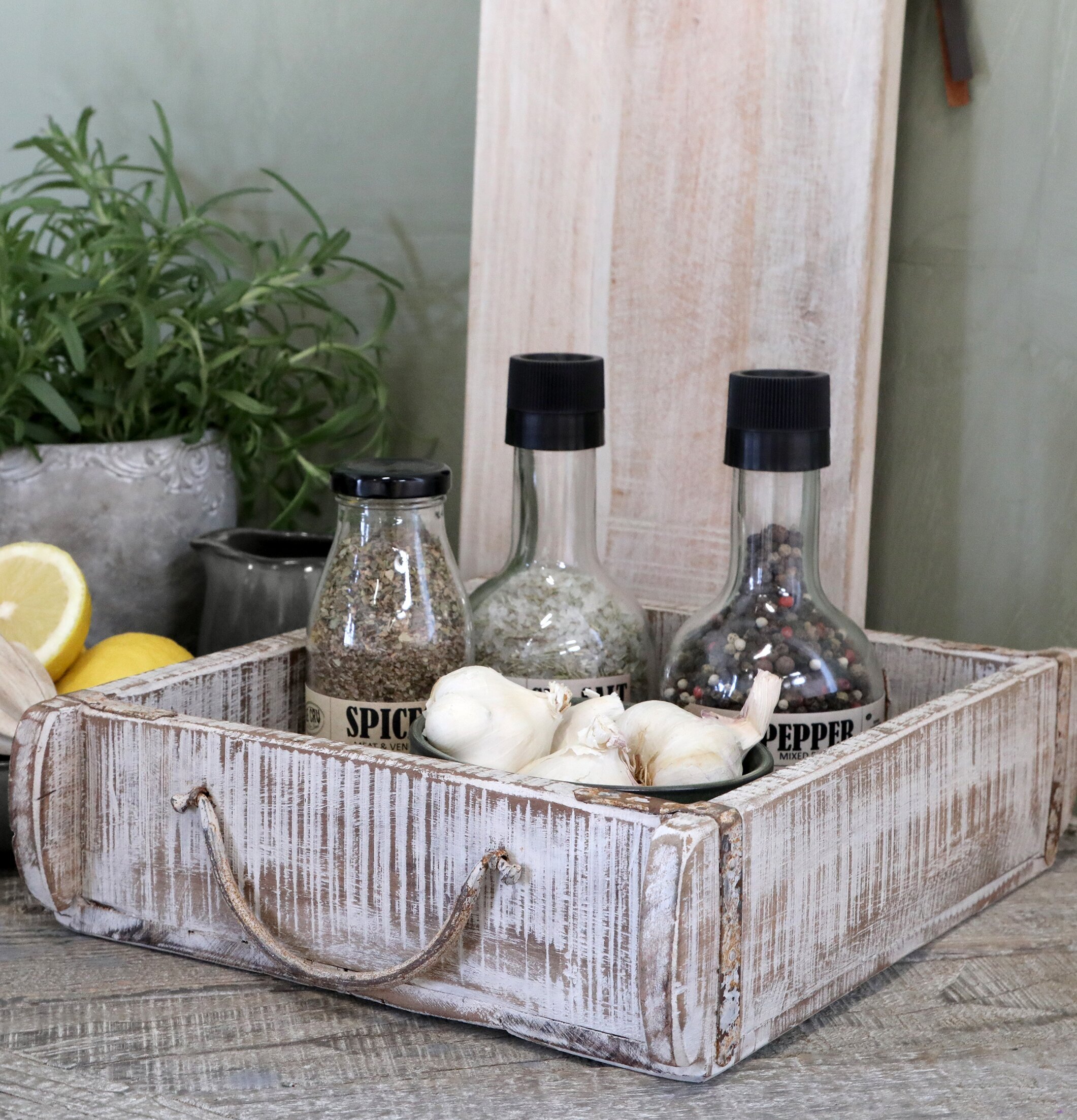 Trälåda Med Beslag Antique White från Chic Antique i kök