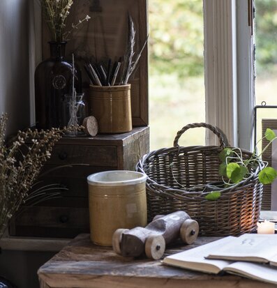 Liten Träbyrå Unika från IB Laursen på rustikt bord