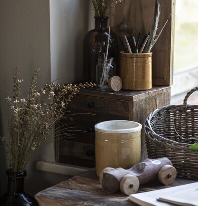 Liten Träbyrå Unika från IB Laursen med dekorativa föremål