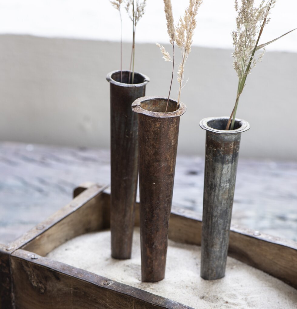 Vas Isform Unika från IB Laursen i rustik metall och trä