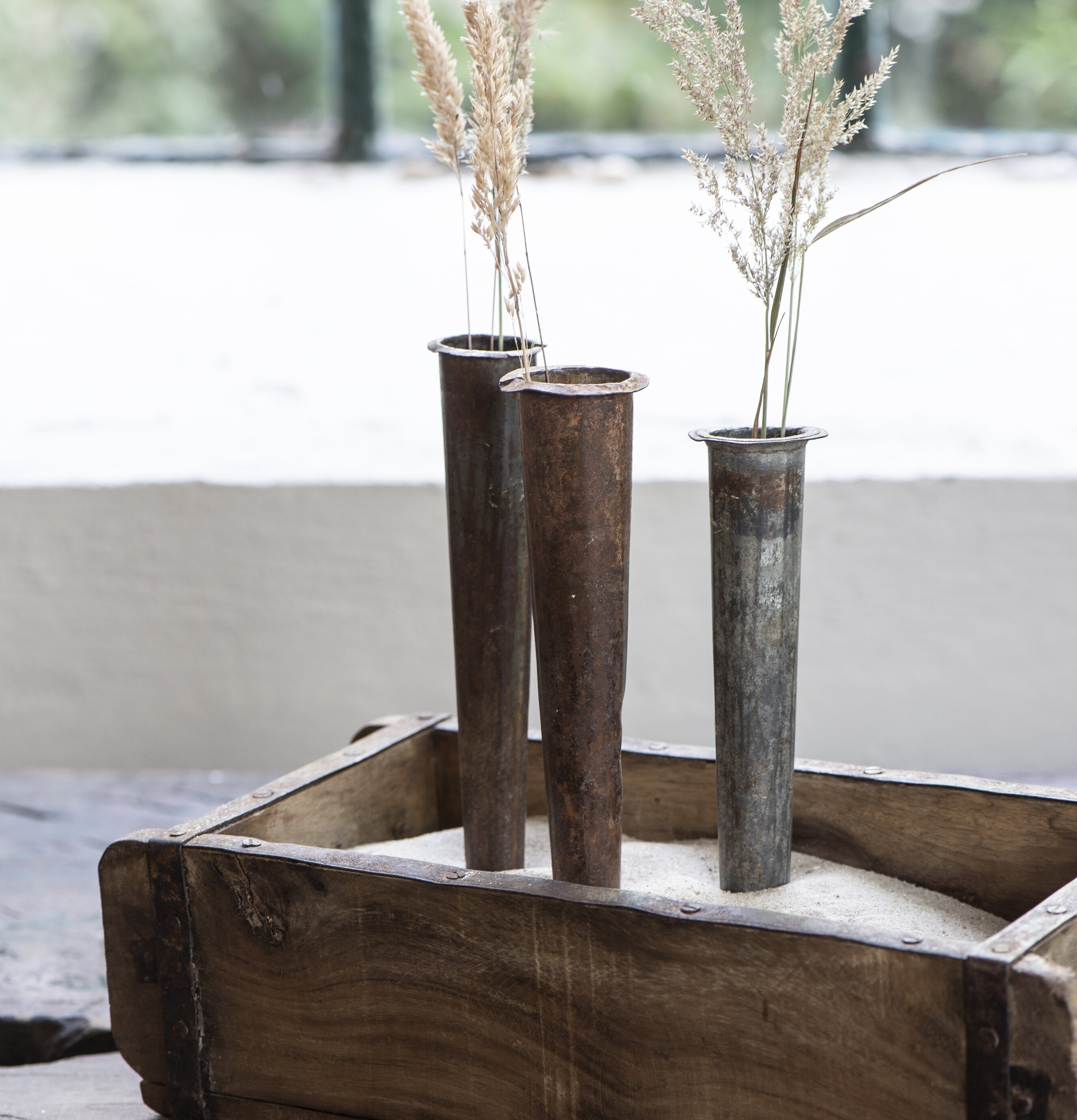 Vas Isform Unika från IB Laursen i rustik metall och trä