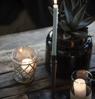 Ljusstake Unika Kertelys från IB Laursen på rustikt bord