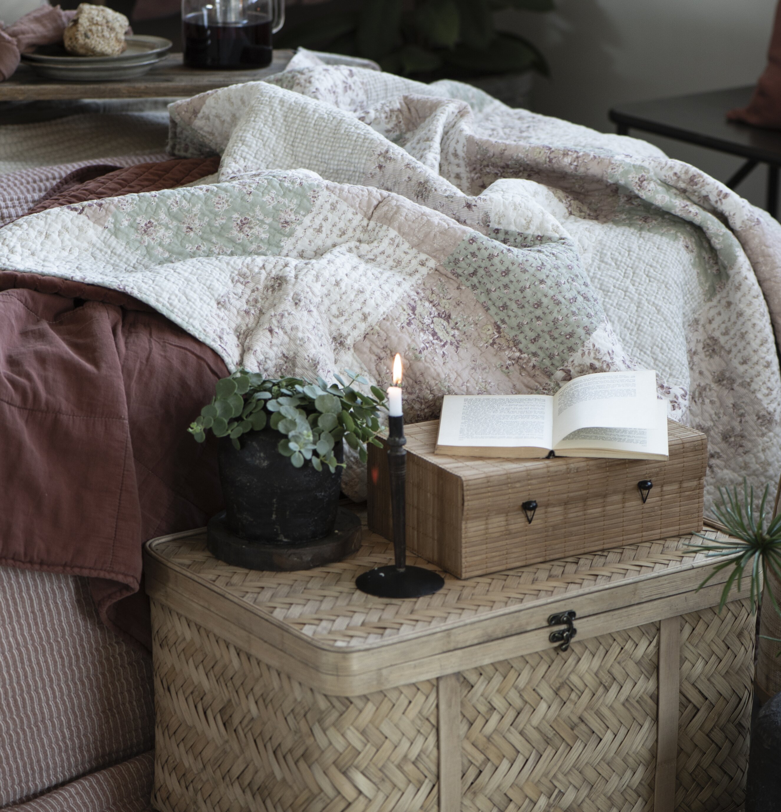 Ljusstake Unika Kertelys från IB Laursen på flätad korg