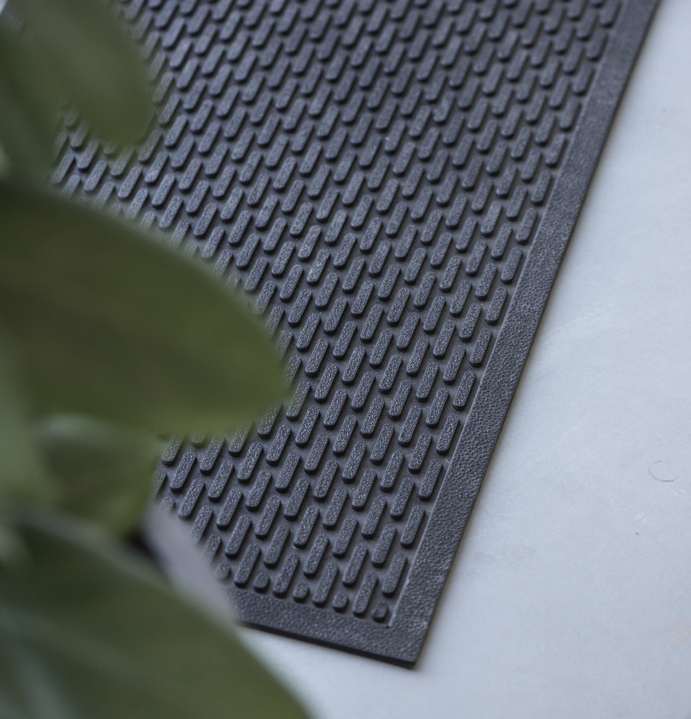 Dörrmatta Svart Gummi från IB Laursen på ljusgrått golv