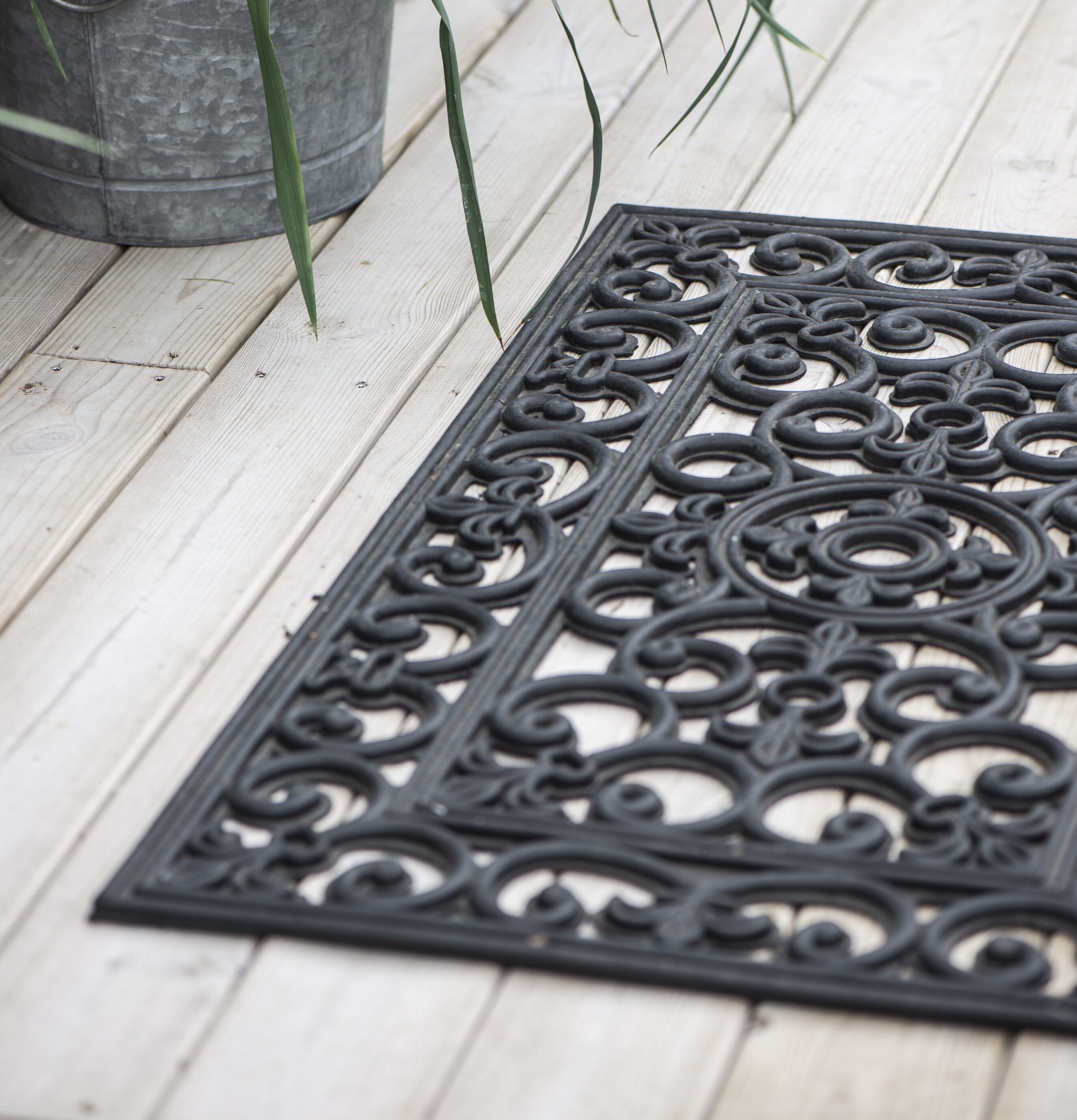 Dörrmatta Svart Filigran från IB Laursen på ljus trätilja