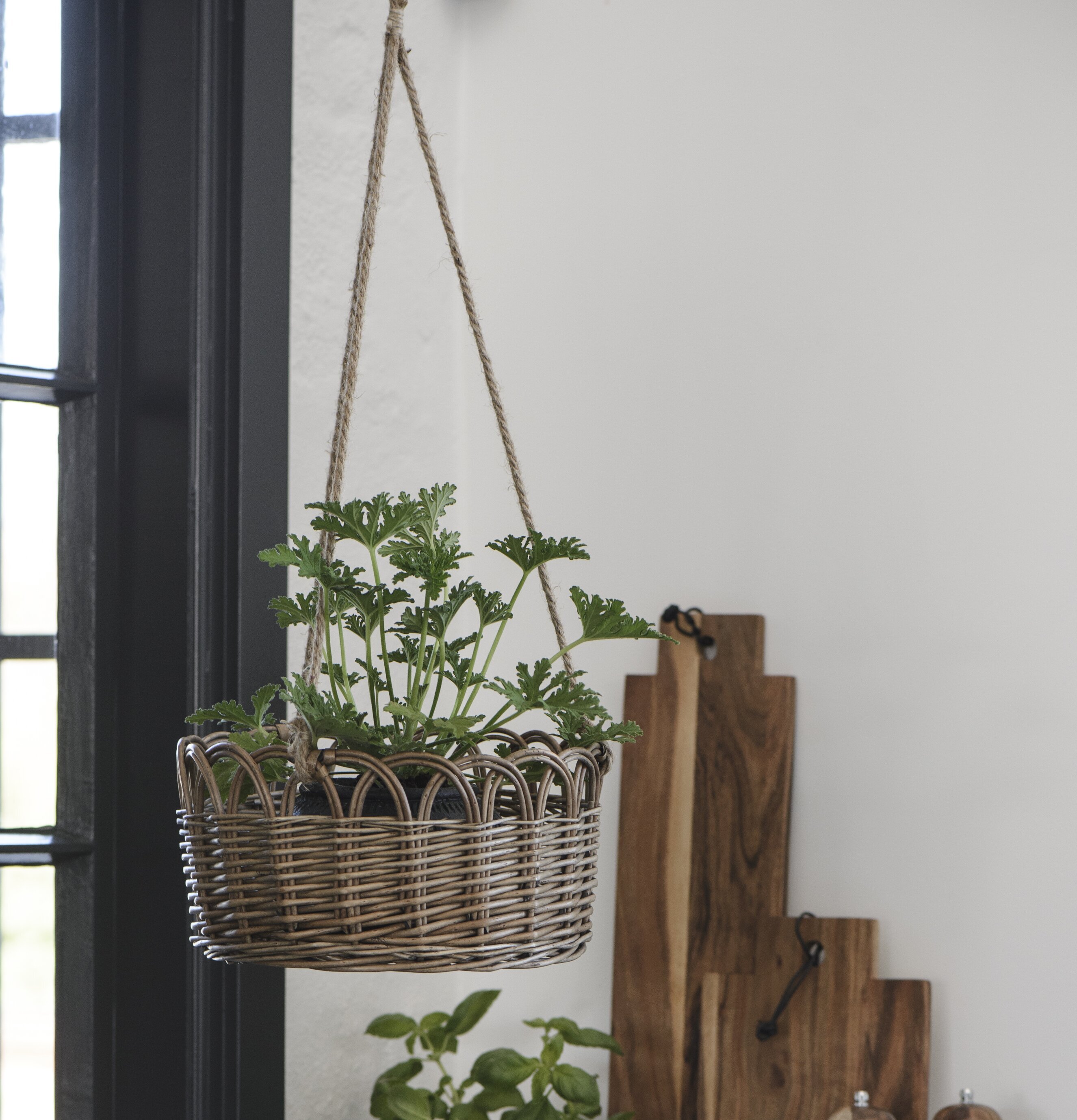 Hängande Korgampel Pil/Jute från IB Laursen i ljus miljö