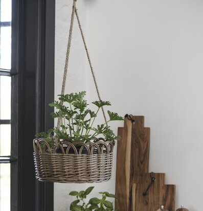Hängande Korgampel Pil/Jute från IB Laursen i ljus miljö
