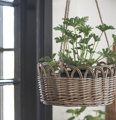 Hängande Korgampel Pil/Jute från IB Laursen bredvid fönster