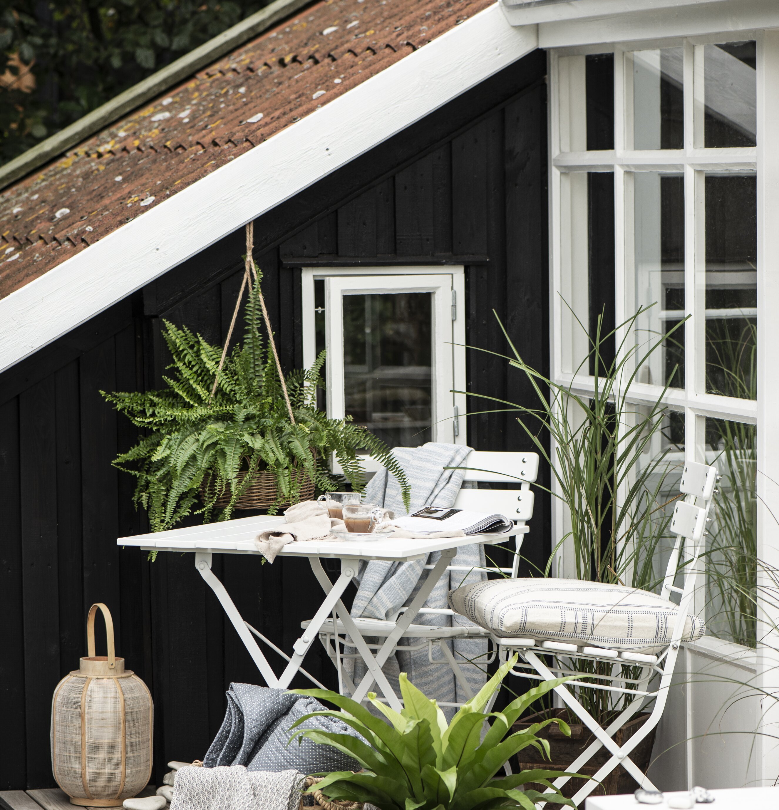 Hängande Korgampel Pil/Jute från IB Laursen i rustik miljö