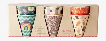 Bild av färgglada melaminkoppar med unika mönster