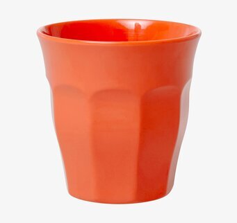 Bild av en djup orange mugg med elegant design