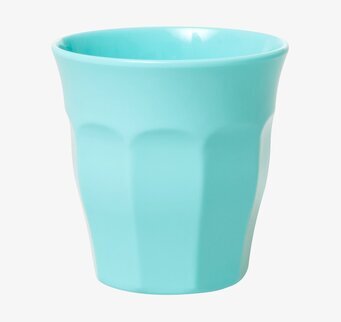 Foto av en turkos mugg med modern och lekfull design
