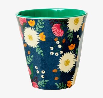 Bild av färgglad mugg med blommigt mönster