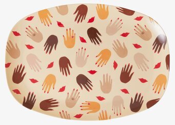 Tallrik Hands & Kisses Print från Rice med lekfullt mönster