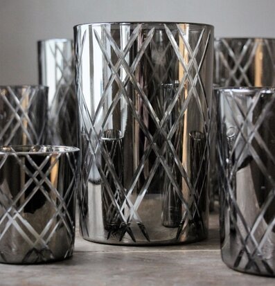 Bild av eleganta vaser med kromfinish och korsmönster