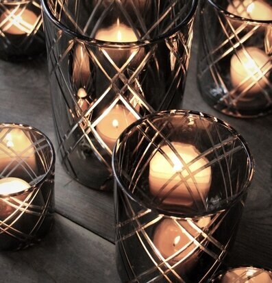 Bild av ljushållare som skapar inbjudande atmosfär