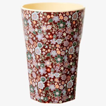 Bild av en elegant konisk mugg med blommigt mönster