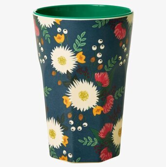 Bild av mugg med blommigt mönster och grön insida