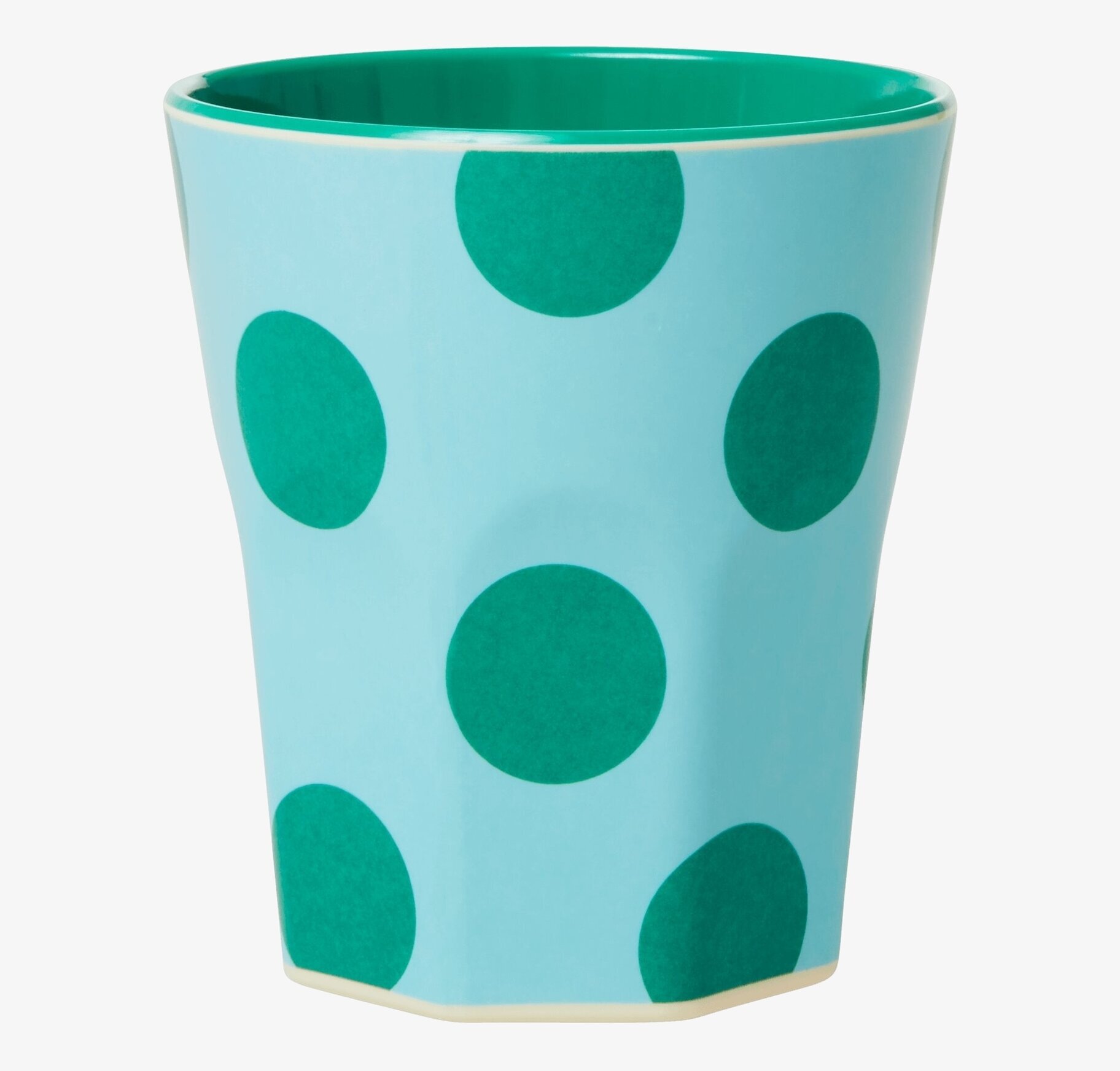 Foto av en stor mugg med gröna prickar och stilren design