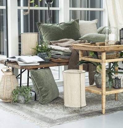 Bild av harmoniskt inrett rum med naturliga färger