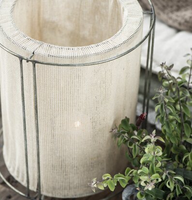 Bild av elegant inredning med ljuslykta och grönt bladverk