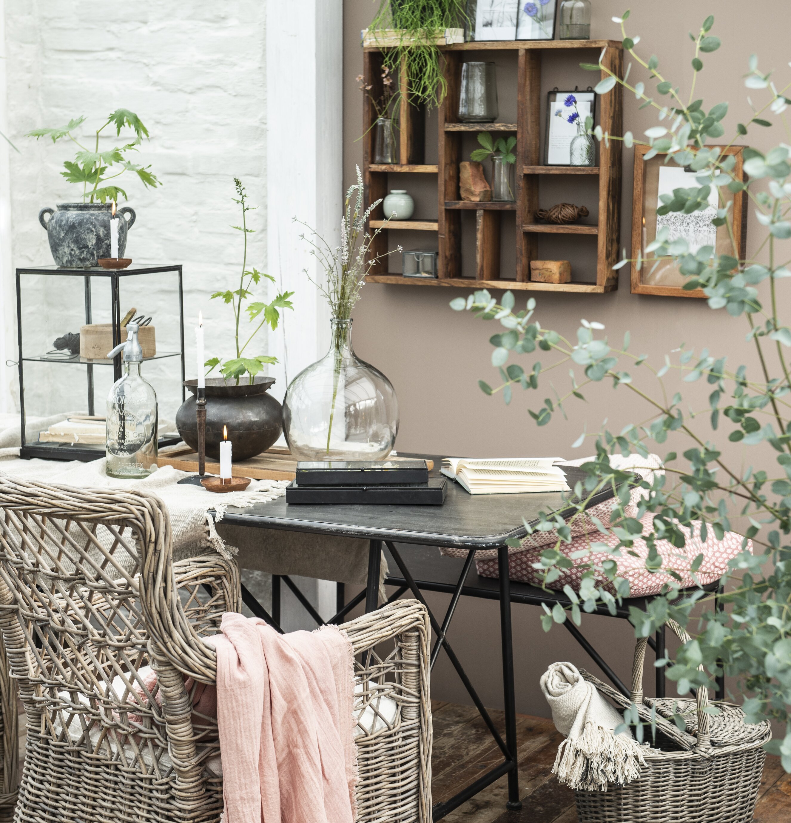 Järnkruka Unika från IB Laursen på hylla med tegelvägg