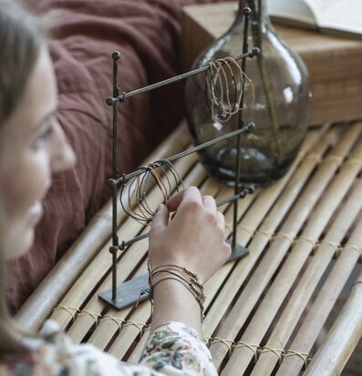 Smyckesställ från IB Laursen på bord med torkade blommor