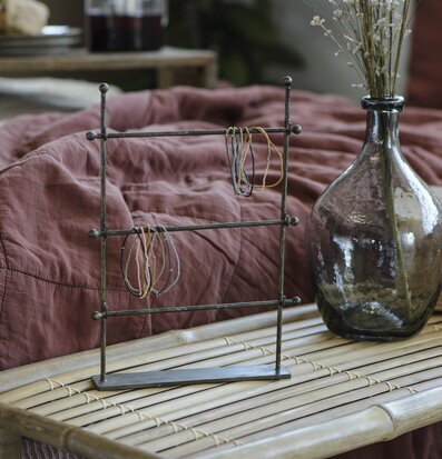 Smyckesställ från IB Laursen på bord med torkade blommor