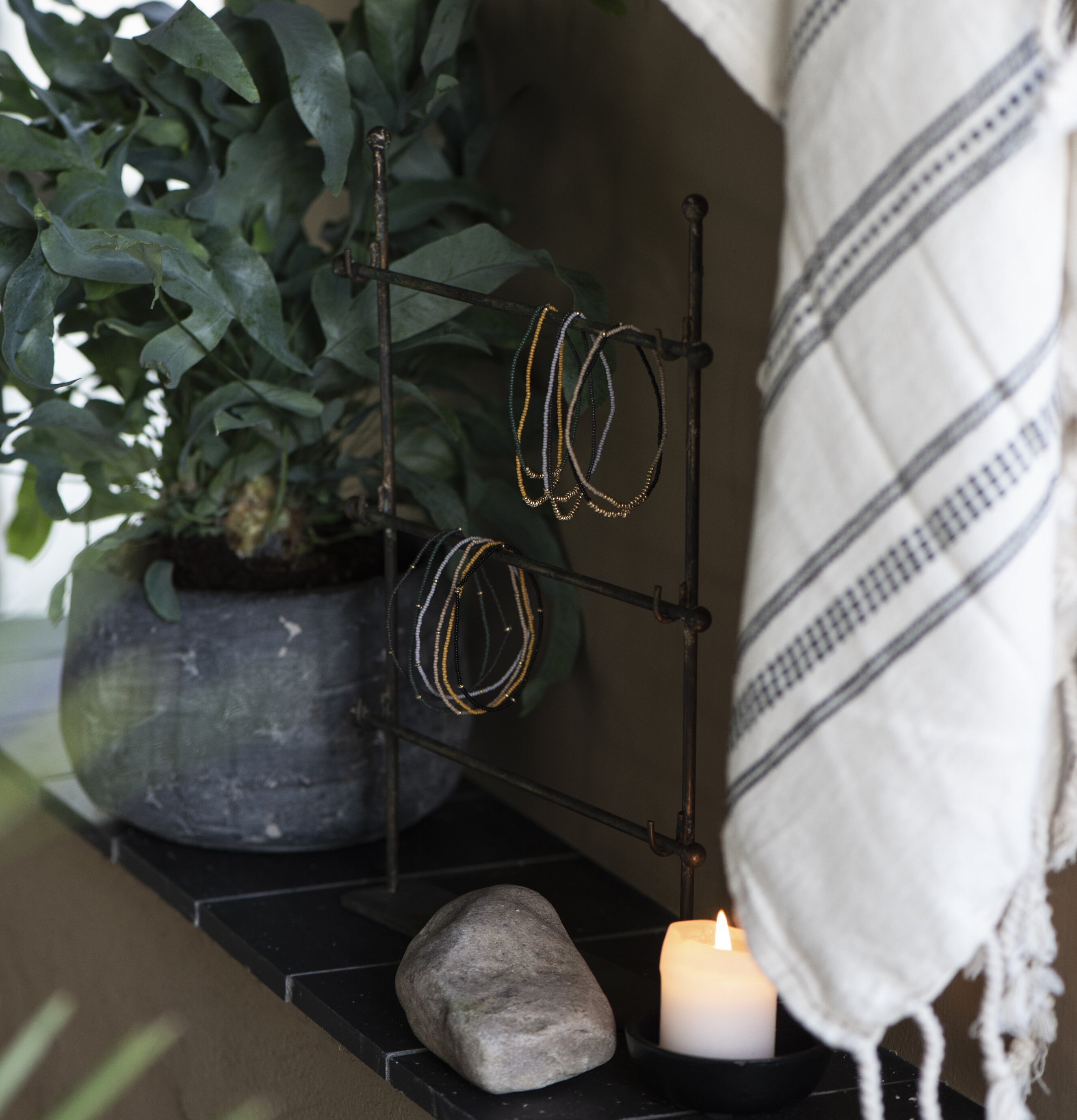 Smyckesställ från IB Laursen med smycken, växt och ljus