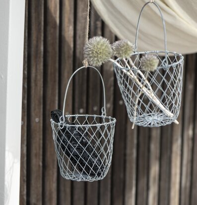 Metallkorg Med Handtag från IB Laursen på rustik bakgrund