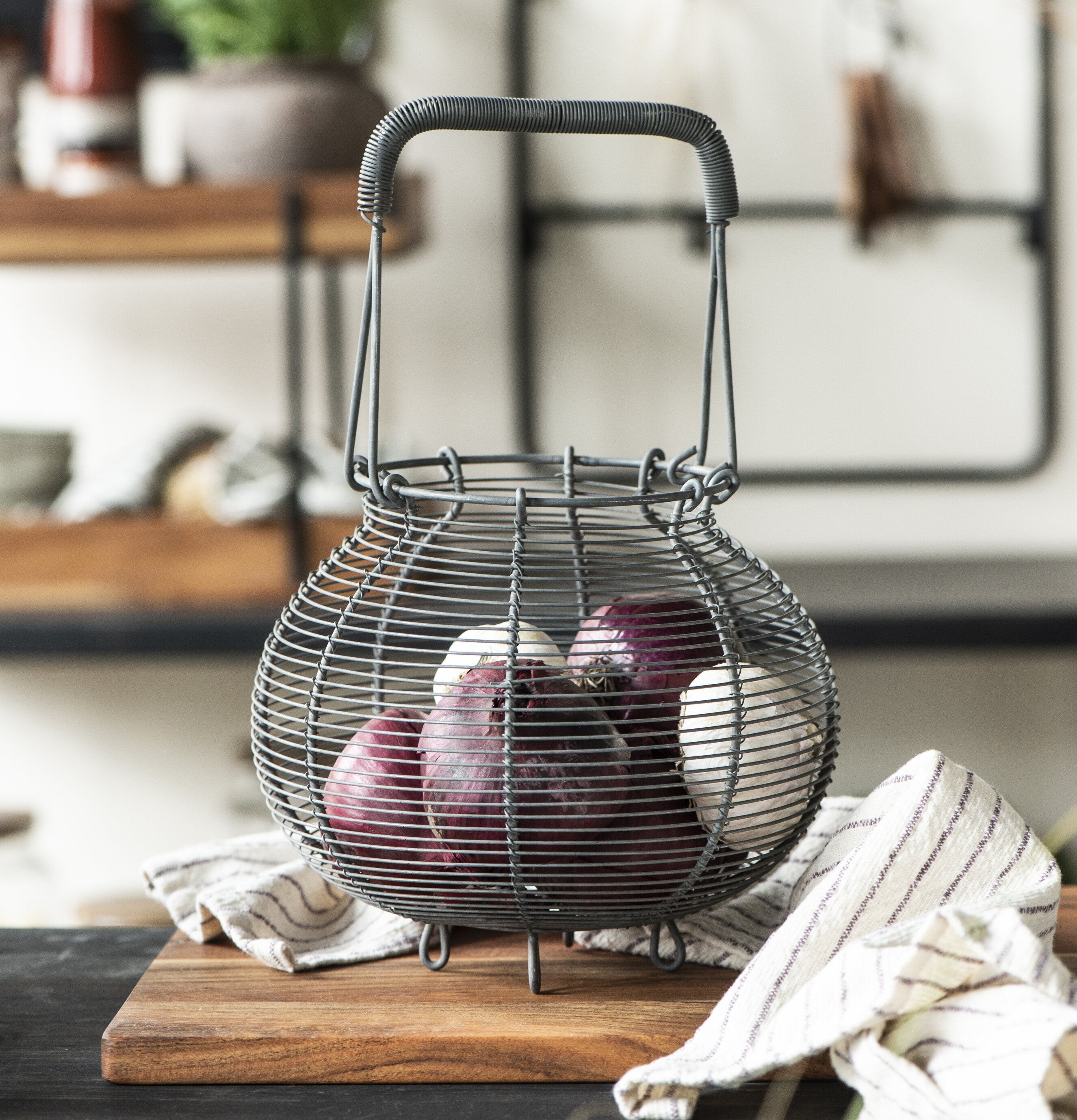 Trådkorg Med Handtag från IB Laursen fylld med rödlök