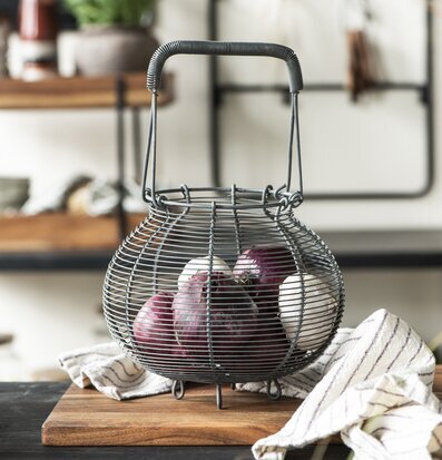 Trådkorg Med Handtag från IB Laursen fylld med rödlök