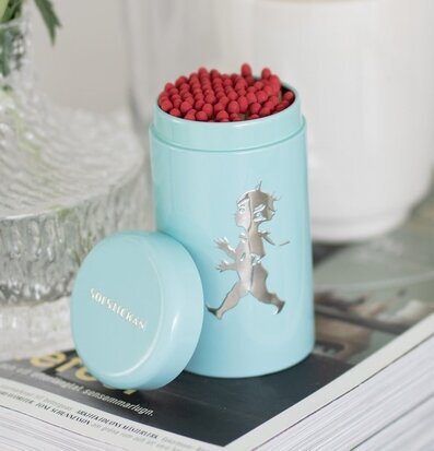 Tändsticksrör Turkos från Solstickan på tidningar med vas