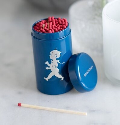 Tändsticksrör Blå från Solstickan på marmorbord med tändsticka