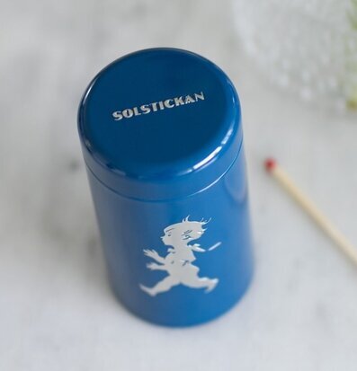 Tändsticksrör Blå från Solstickan på marmoryta med tändsticka