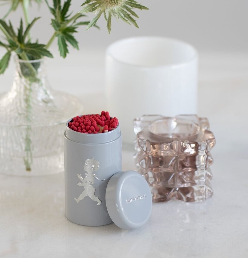 Tändsticksrör Grå från Solstickan på marmoryta med dekorationer