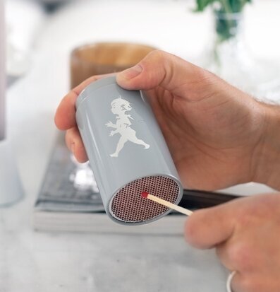 Tändsticksrör Grå från Solstickan på ett ljusgrått bord