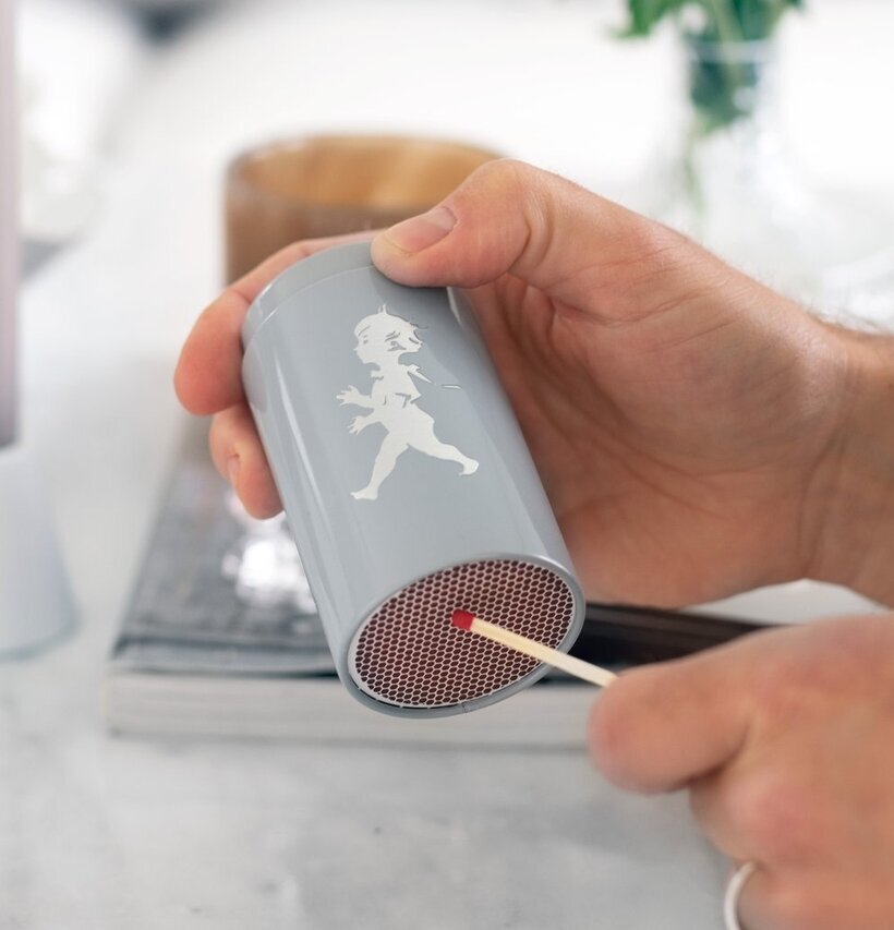 Tändsticksrör Grå från Solstickan på ett ljusgrått bord