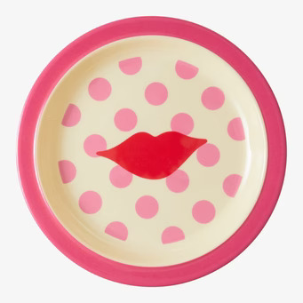 Tallrik Kiss Print från Rice med rosa kant och läppavtryck