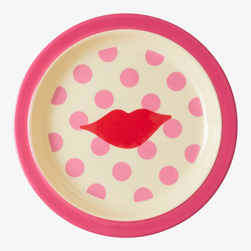 Tallrik Kiss Print från Rice med rosa kant och läppavtryck