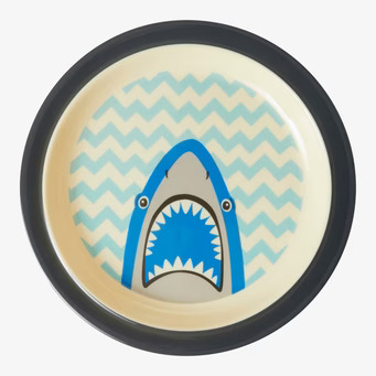 Tallrik Shark Print från Rice med hajmotiv och zigzag-mönster