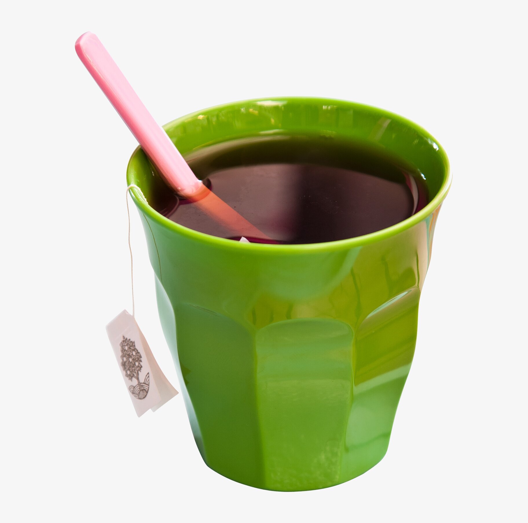 Bild av livfull grön mugg med rosa sked i kontrast