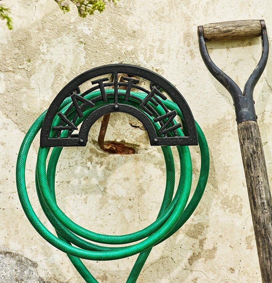 Slanghållare Vatten Järn Svart från Strömshaga på vägg