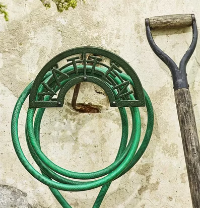 Slanghållare Vatten Järn Grön från Strömshaga på vägg