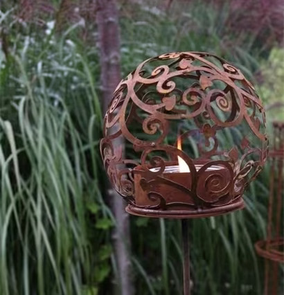 Marschall Blomklot från Eldgarden i en grönskande trädgård