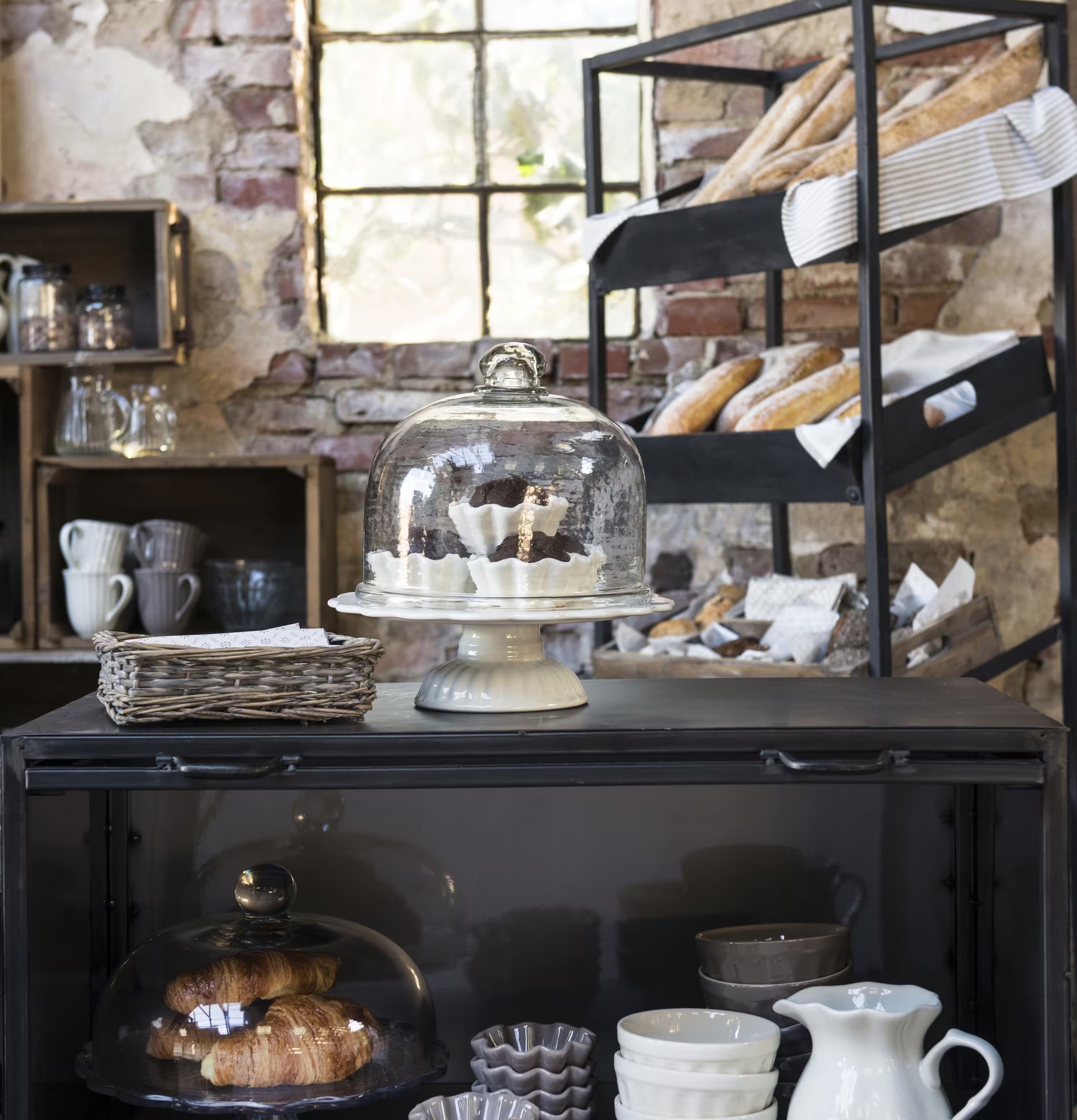 Glaskupa Rund från IB Laursen i rustikt bageri med bakverk