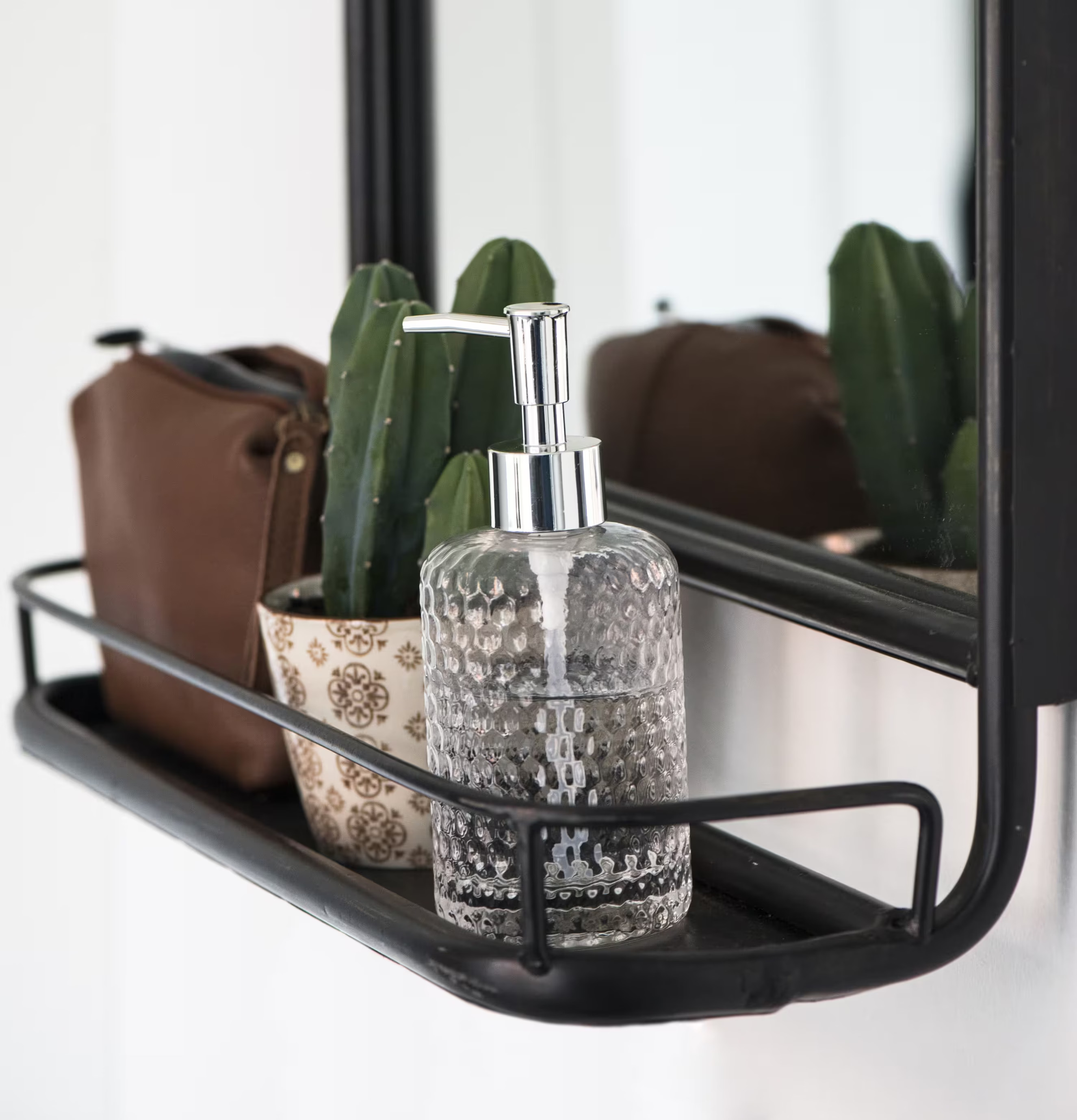 Tvålpump Glas Klar från IB Laursen på svart metallhylla